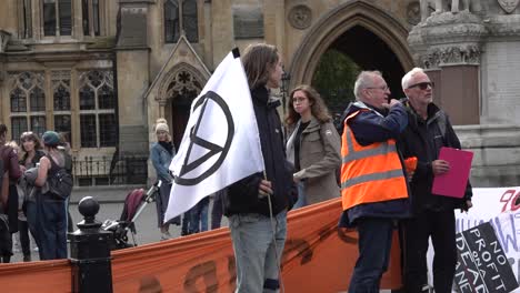 Un-Estudiante-Sostiene-Una-Bandera-Durante-Las-Protestas-De-Rebelión-De-Extinción-En-Londres,-Reino-Unido