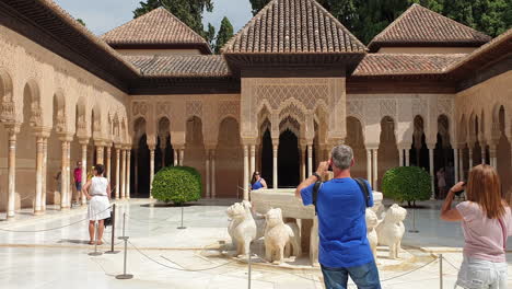 Photographer-take-picture-of-fountain-at-Lions-Court,-Alhambra,-Spain