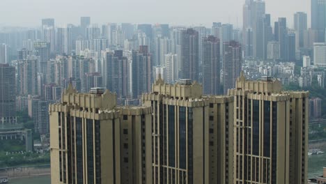 Sprawling-residential-and-office-buildings-by-the-Yangtze-River,-Locked-establishing-medium-shot