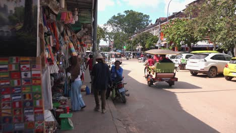 Caminando-Por-La-Acera-Fuera-Del-Antiguo-Mercado