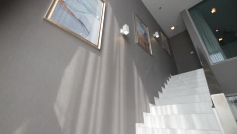 Escalera-Blanca-Conduce-Al-Dormitorio-De-Arriba-En-Apartamento-Dúplex