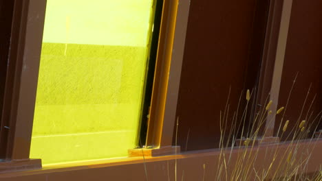 Verkehrslärmschutzwand,-Gelbes-Plexiglasfenster-Zeigt-Verkehr-An,-Nach-Oben-Kippbar