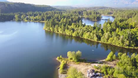 Drohne-Erhebt-Sich-Hoch-über-Der-Wunderschönen-Küstenlandschaft-Der-Insel-Vancouver-Mit-Grünen-Wäldern-Und-Bergen