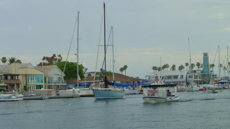 Navegación-A-Cámara-Lenta-Y-Paseos-En-Bote-Por-El-Puerto-De-Newport