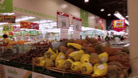 Die-Menschen-Kaufen-Lebensmittel-In-Supermärkten-Ein,-Nachdem-Die-Thailändische-Regierung-Die-Schließung-Von-Bangkok-Angekündigt-Hat,-Um-Das-Problem-Der-Covid-19-Zu-Lösen