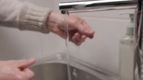 Mann-Wäscht-Sich-Im-Badezimmer-Die-Hände-Mit-Flüssigseife