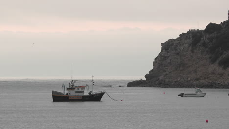 Einsames-Boot-Segelt-Am-Strand-Von-Sao-Martinho-Do-Porto-Caldas-Da-Rainha-Portugal---Weitwinkelaufnahme