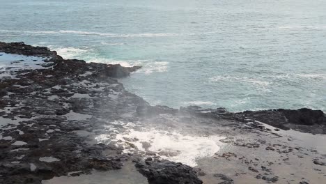 HD-Zeitlupe-Hawaii-Kauai-Statisches-Mittelbild-Mit-Sprudelndem-Hornblasloch,-Teil-Zwei-Von-Zwei