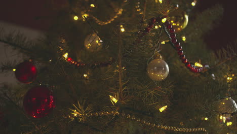 Ein-Weihnachtsbaum,-Der-Nachts-Mit-Roten-Und-Weißen-Kugeln-Geschmückt-Ist