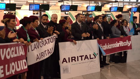Air-Italy-steward-hostess-pilots-protest-and-clap-their-hands