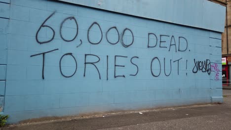 Un-Graffiti-Anti-conservador-En-La-Pared-De-Una-Tienda-De-La-Esquina