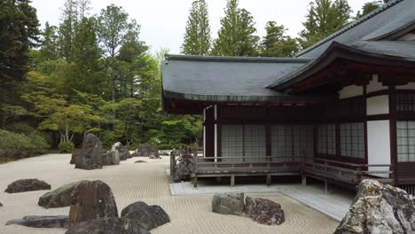 Paseo-Gimbal-De-Kongobu-ji---El-Templo-Principal-Eclesiástico-Del-Budismo-Koyasan-Shingon,-Ubicado-En-La-Prefectura-De-Monte-Koya-Wakayama,-Japón