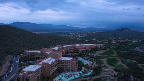 Starr-Pass-Resort-En-Tucson,-Arizona,-Rodeado-De-Un-Entorno-Exuberante-Bajo-El-Cielo-Dramático---Disparo-De-Drones