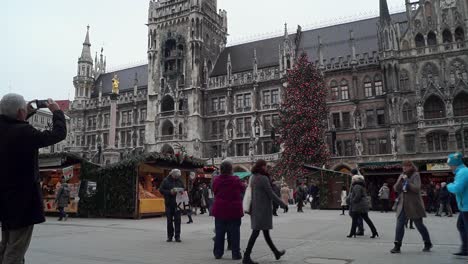 People-at-Munich's-Christmas-market