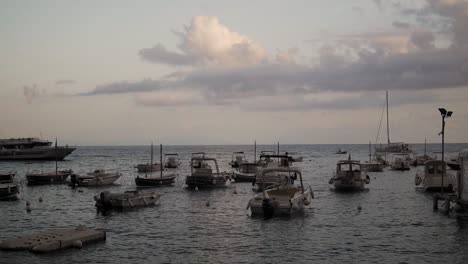 Costa-De-Amalfi-En-Italia,-Barcos-Anclados-Balanceándose-En-El-Agua-Del-Mar-Mediterráneo-Al-Amanecer