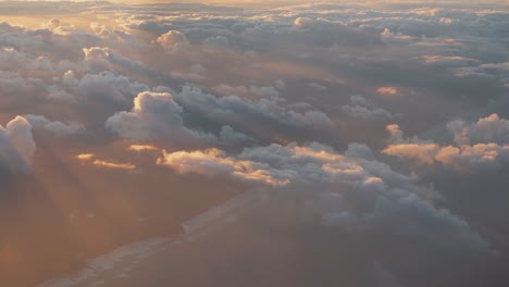 Vista-Aérea-De-La-Playa-Y-La-Playa-Cubierta-De-Nubes