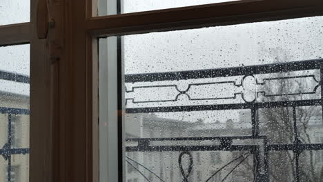 Regentropfen-Treffen-An-Einem-Düsteren,-Grauen-Tag-Auf-Das-Fenster-Der-Wohnung