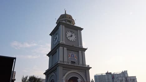 Toma-En-órbita-De-La-Torre-Del-Reloj-Del-Ayuntamiento-De-Johor-Bahru-Por-La-Mañana