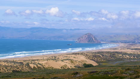 Ocean-view-looking-over-Moro-Bay,-California-with-sea-waves-and-boat