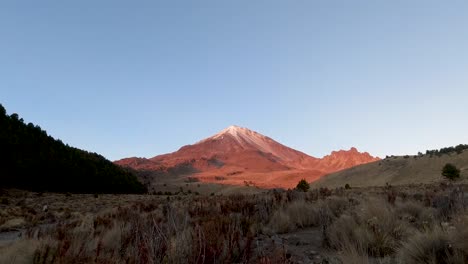 The-highest-mountain-in-Mexico,-Pico-de-Orizaba,-changing-colours-during-sunset