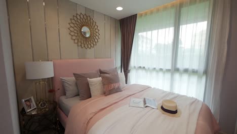 Luxusidee-Für-Die-Dekoration-Eines-Schlafzimmers-Mit-Doppelbett-In-Rosa-Und-Gold
