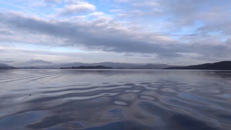 Blauer-Himmel-über-Dem-Ruhigen-Wasser-Des-Loch-Lomond-In-Schottland