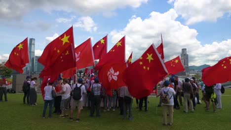Pro-China-Anhänger-Schwenken-Chinesische-Und-Hongkong-Flaggen-Im-Tamar-Park,-Stunden-Nachdem-Die-Chinesische-Regierung-Das-Nationale-Sicherheitsgesetz-In-Hongkong-Verabschiedet-Hat