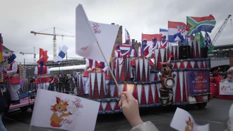 Wagen-Mit-Fasstrommeln-Und-Landesflaggen,-Die-Sich-Beim-Karnevalsumzug-In-Aalst-Bewegen