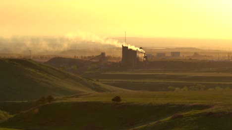 Industrieanlage,-Die-Am-Frühen-Morgen-Starken-Rauch-Ausstößt