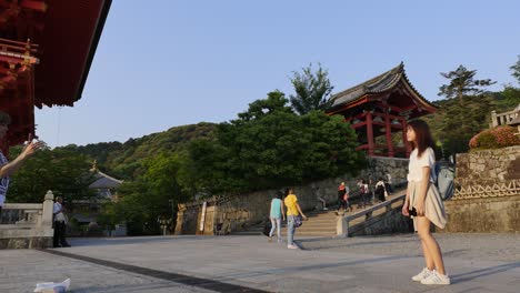 Lapso-De-Tiempo-De-Gente-Subiendo-Escaleras-Para-Visitar-El-Templo-Kiyomizudera-En-Kyoto-Por-La-Tarde