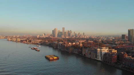 Dolly-Forwards-Drohnenschuss-In-Richtung-Londoner-Canary-Wharf-Gebäude-über-Der-Themse