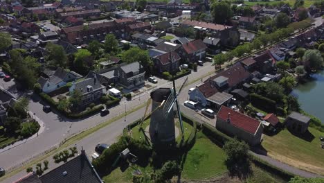 Luftaufnahmen-Einer-Windmühle-In-Einem-Kleinen-Dorf-In-Den-Niederlanden