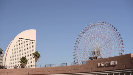 Day-View-of-Minato-Mirai-Ferris-Wheel-in-Yokohama,-Japan---Wide-Shot