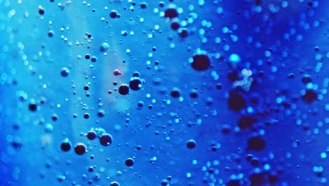 Makroaufnahme-Kleiner-Tintenblasen,-Die-Sich-In-Glitzerndem-Wasser-Bewegen