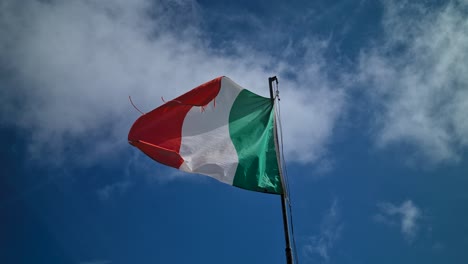 Bandera-Italiana-Ondeando-En-El-Poste-Bajo-El-Cielo-De-Verano,-ángulo-Bajo
