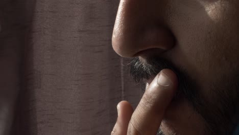 Nahaufnahme-Der-Seitenansicht-Eines-Erwachsenen-Mannes,-Der-Den-Schnurrbart-Mit-Den-Fingern-Berührt-Und-Streichelt