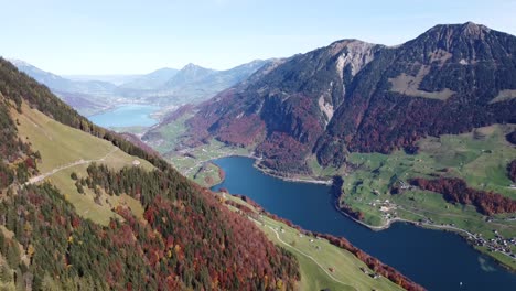 Atemberaubende-Aussicht-Auf-Drei-Verschiedene-Blaue-Seen-Zwischen-Einem-Grünen-Tal-In-Der-Schweiz
