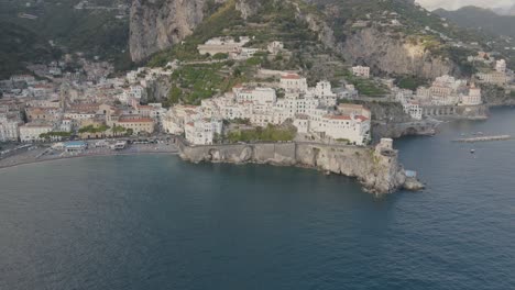 Vista-Aérea-De-La-Pintoresca-Amalfi,-Italia