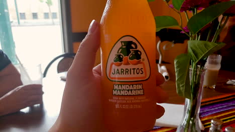 Jarritos-Mandarin-Soda,-Genossen-Von-Der-Familie-In-Einem-Spanischen-Restaurant