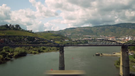 Sehen-Sie-Eine-Wunderschöne-Alte-Eisenbahnbrücke-über-Einen-Fluss-Im-Douro-Wide