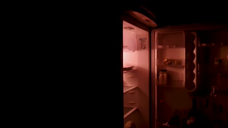 Weiße-Kühlschranktür-öffnet-Und-Schließt-Sich-Im-Dunkeln
