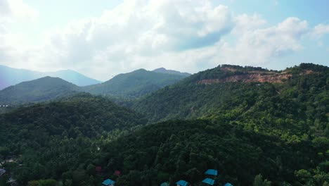 Friedliche-Landschaft-Einer-Tropischen-Insel-Mit-Regenwald-Und-üppiger-Vegetation-Auf-Grünen-Hügeln-Unter-Strahlend-Bewölktem-Himmel-Vietnam