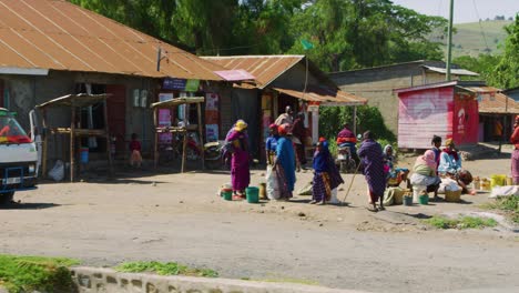 Fahrt-Durch-Tansanische-Elendsviertel-Mit-Häusern-Und-Grundstücken-Der-Massai