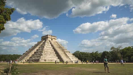 Timelapse-De-Chichén-Itzá-Durante-El-Día-Con-Muchos-Turistas-Pasando