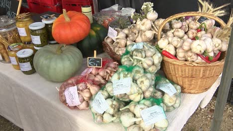 Pumpkins-and-garlic-are-sold-in-the-homemade-market