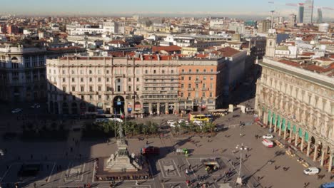Duomo-plazza-in-Milan-seen-from-the-cathedral's-roof-during-early-morning-with-people-hanging-down-there,-wide-shot-from-atop