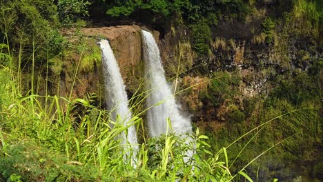 HD-Zeitlupe-Hawaii-Kauai-Langsamer-Aufschwung-Der-Wailua-Wasserfälle-Mit-Hohem-Gras-Im-Vordergrund