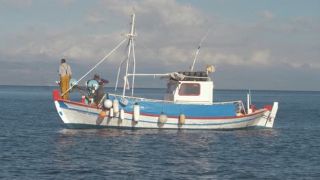Griechische-Fischer-Blicken-Vom-Bug-Des-Bootes-Auf-Die-Türkische-Küste