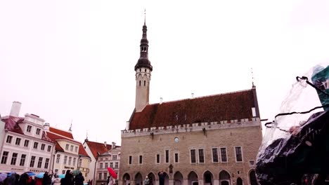 Town-Hall-Square-in-the-old-town-of-Tallinn-city,-Estonia