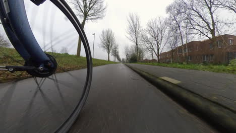Bicicleta,-Un-Plano-Bajo-Y-Ancho-De-Una-Rueda-En-Movimiento-En-La-Carretera-Ciclista-De-Los-Países-Bajos
